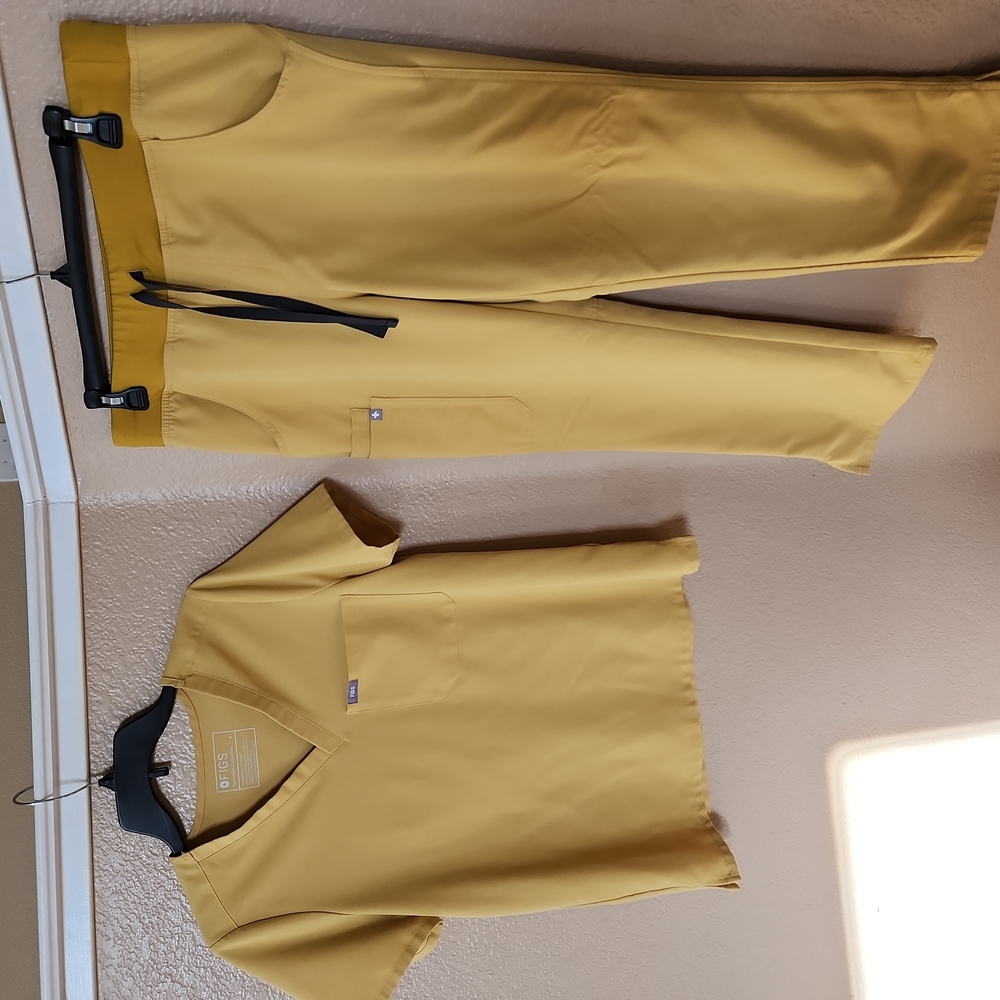 Figs Yellow Scrub set, Top S, Pants MP